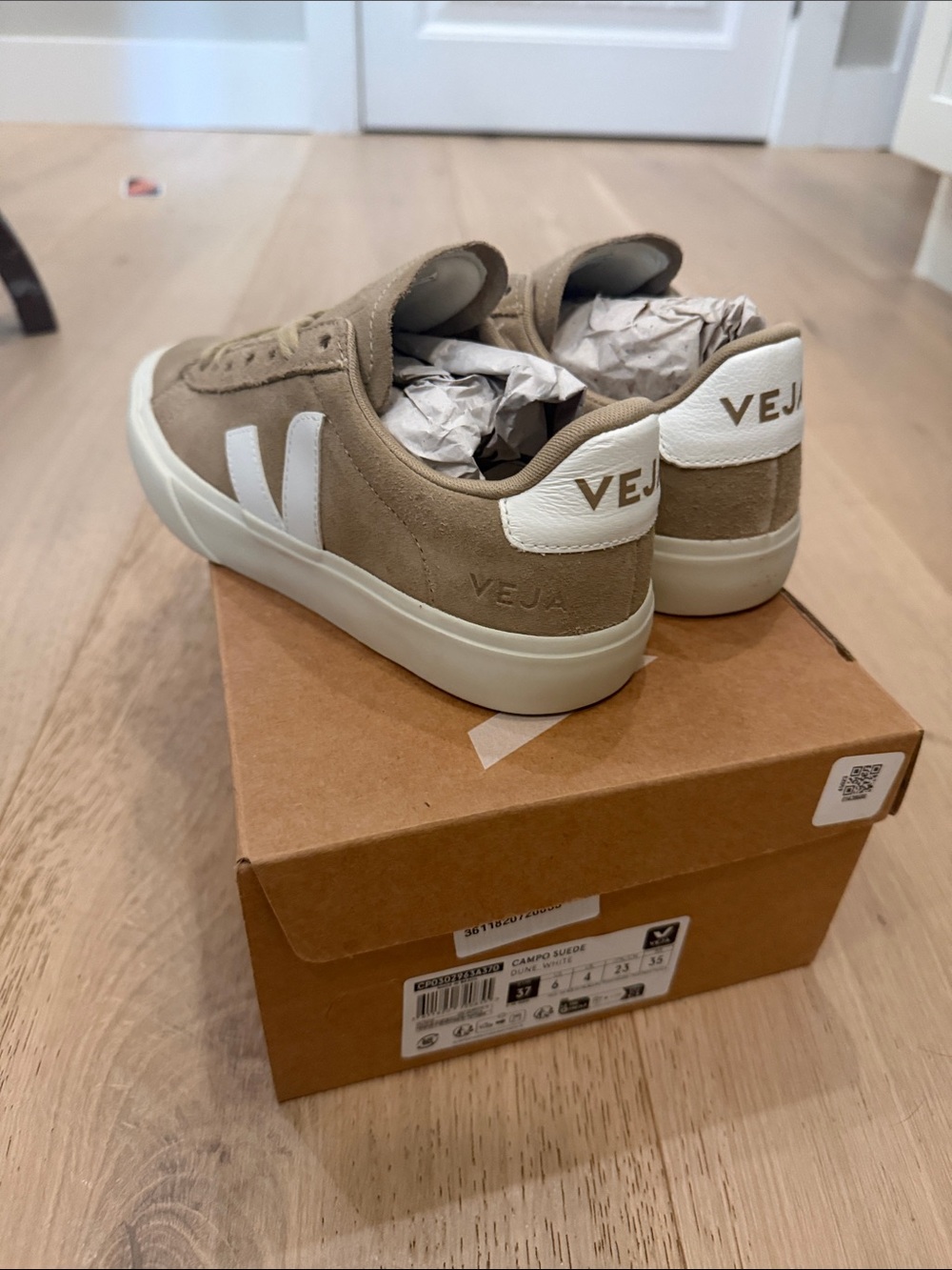 New in box Veja campo suede dune white size EUR 37